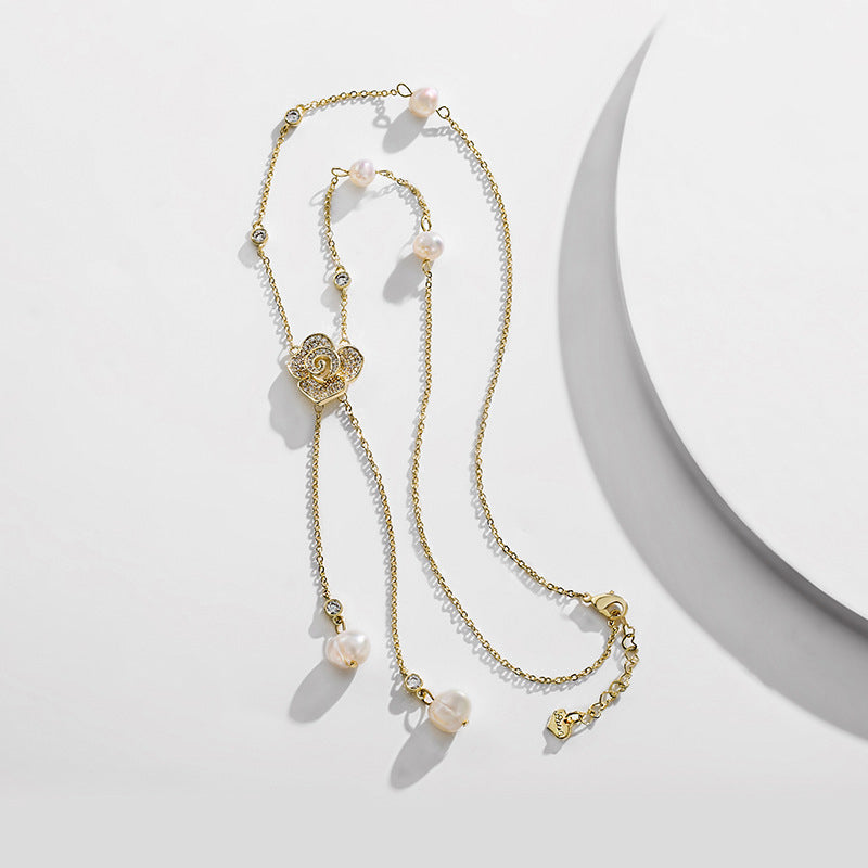 Modische Rosenblumenkette mit Perlenfransen