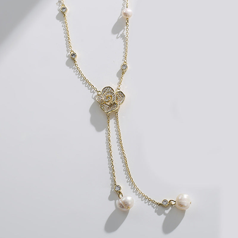 Modische Rosenblumenkette mit Perlenfransen